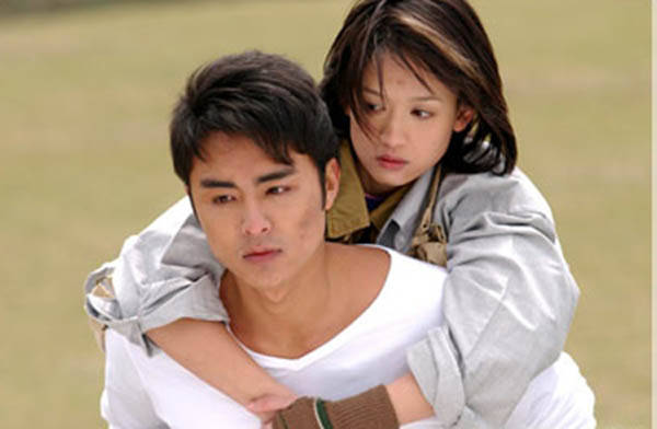 图6: 44岁陈乔恩脸部浮肿发际线飙升,走路弯腰驼背,与明道行为太亲密