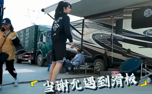 图3: 王一博王一博片场玩滑板险摔伤,赵丽颖一旁幸灾乐祸,樱花吻让人意难平