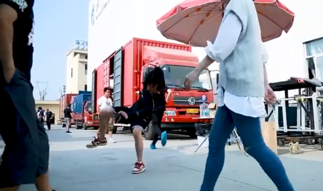 图4: 王一博王一博片场玩滑板险摔伤,赵丽颖一旁幸灾乐祸,樱花吻让人意难平