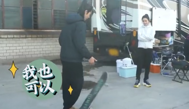 图2: 王一博王一博片场玩滑板险摔伤,赵丽颖一旁幸灾乐祸,樱花吻让人意难平