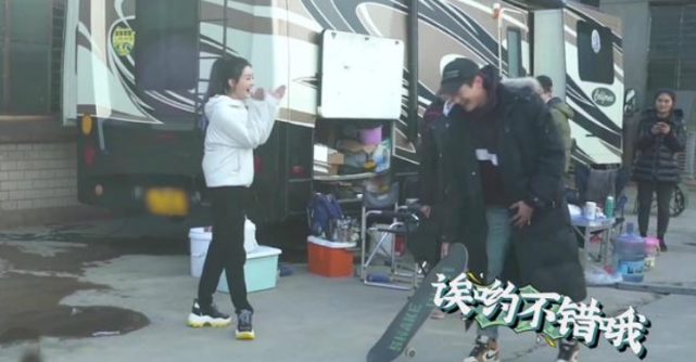 图8: 王一博王一博片场玩滑板险摔伤,赵丽颖一旁幸灾乐祸,樱花吻让人意难平