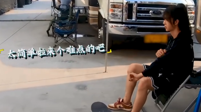 图6: 王一博王一博片场玩滑板险摔伤,赵丽颖一旁幸灾乐祸,樱花吻让人意难平