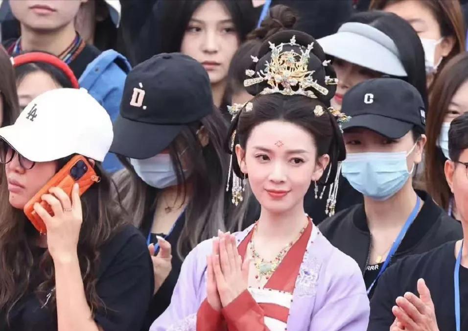 图2: 八卦在集体追求纤瘦的审美下,内娱已经很多年没有过雍容大气的脸了