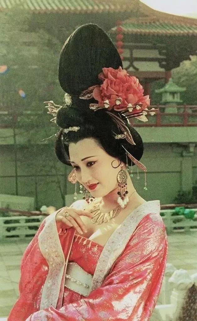 图14: 八卦在集体追求纤瘦的审美下,内娱已经很多年没有过雍容大气的脸了