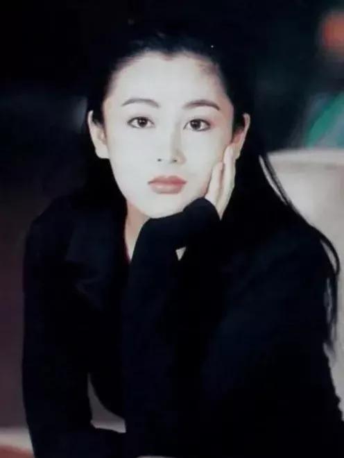 图19: 八卦在集体追求纤瘦的审美下,内娱已经很多年没有过雍容大气的脸了