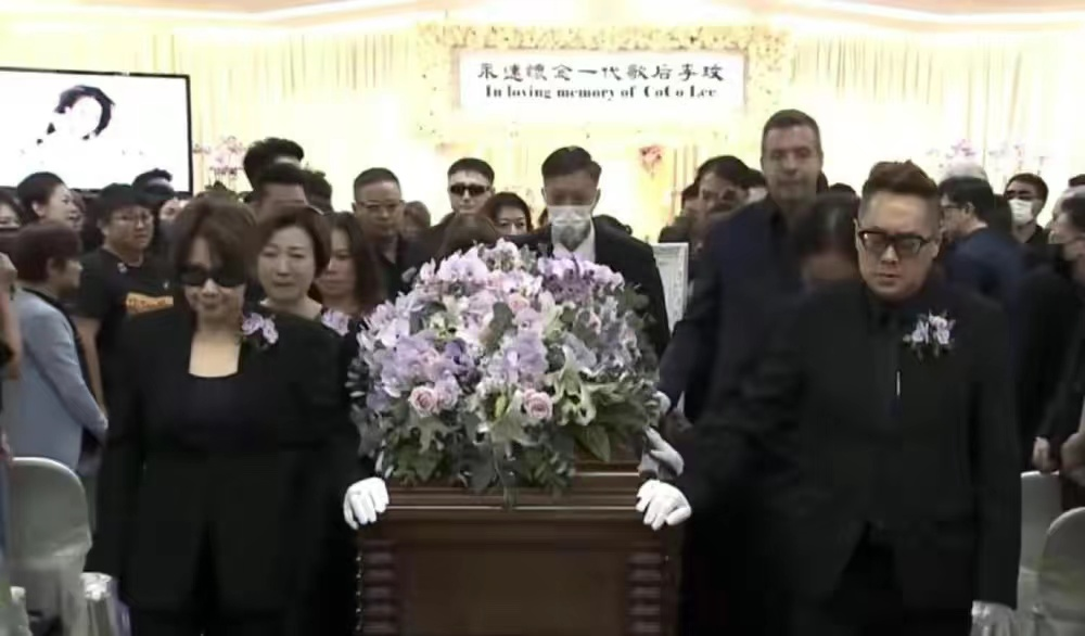 图5: 李玟李玟亲人回武汉视察墓地!老母亲顺道回祖宅散心,丈夫欲将其海葬