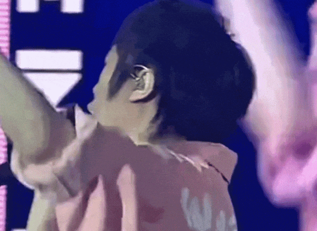 图8: 五月天 假唱五月天被曝演唱会假唱,12首歌被鉴定近一半假唱,曾一连开八场